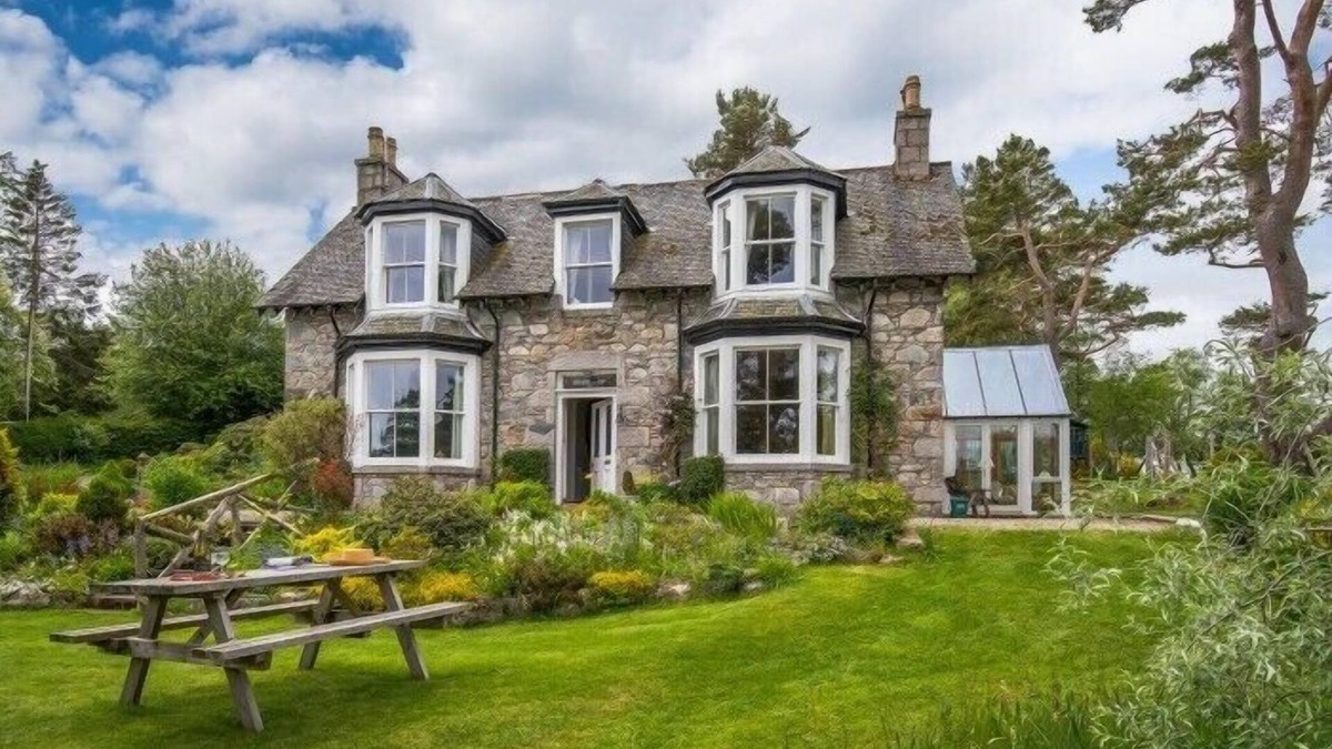 Braemar Cottage | DRUMRUNIE, pet friendly, with open fire in Braemar