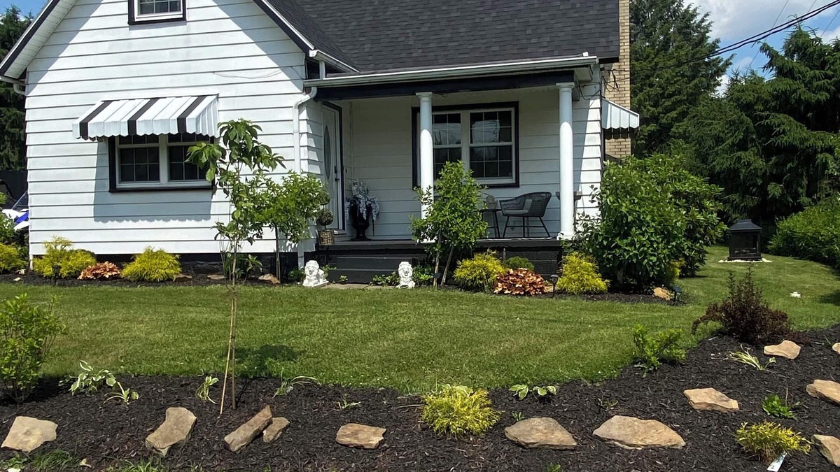 Ellwood City House | Drusilla’s Cottage Charming 3-bedroom house,AC, fitness room, garage & pavilion