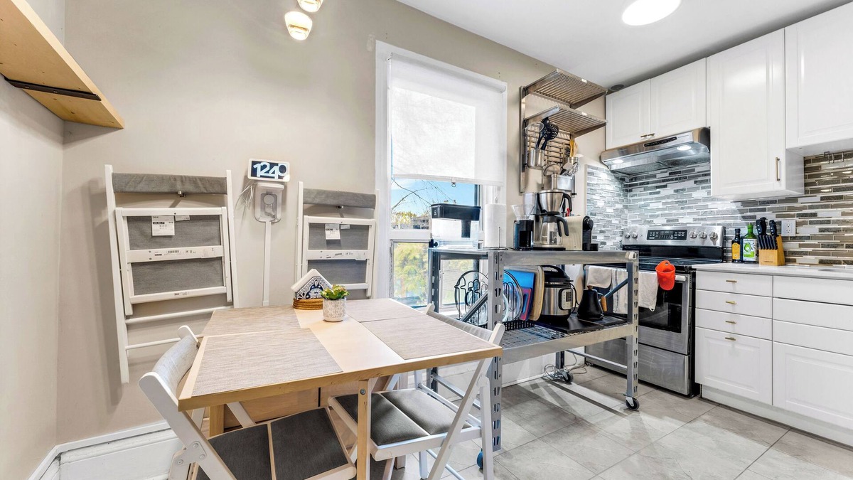 Parkdale Apartment | DT Oasis 2 bed w/Parking & 15 min to CN Tower