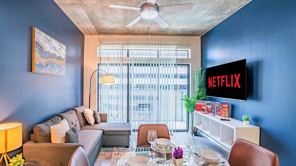 Evans Churchill Apartment | DT PHX Getaway with Balcony | Gym + Pool + Parking