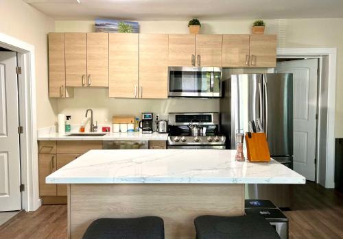 Renton Apartment | DT Stylish & Newly Renovated Home 2BR Sea Tac 6 Miles with AC