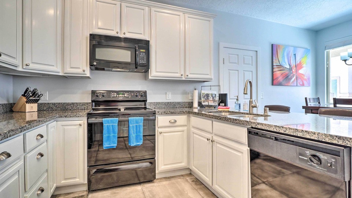 Mesquite Condo | Dtwn Mesquite Condo w/Resort Pool: Golf & Gamble!