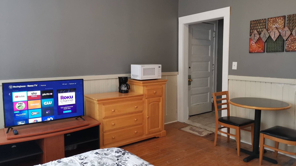 Worcester Apartment | DTWN Studio, separated entrance, walk to WPI, Palladium, DCU, free parking