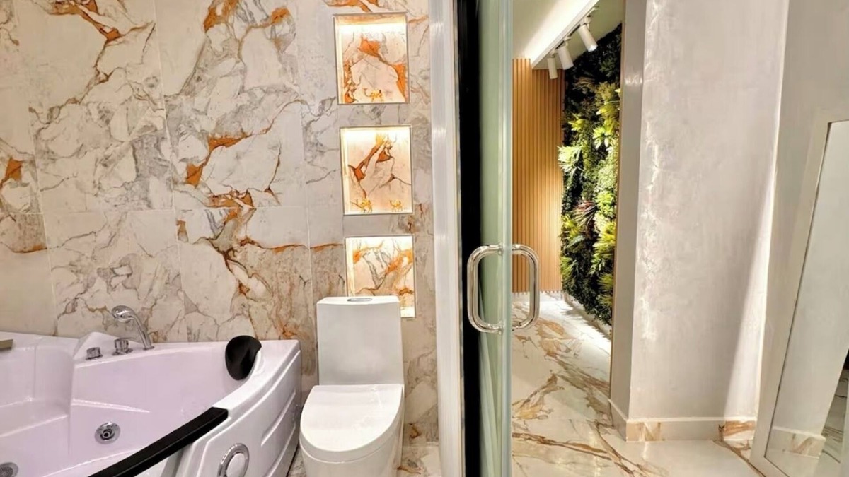 Las Tolas Apartment | Dubai-Inspired Luxury Suite Private Jacuzzi!