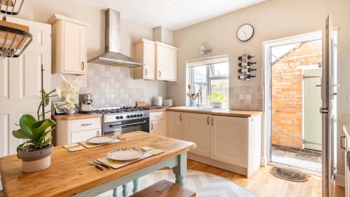 Kibworth Beauchamp House | Duck Terrace with Home Gymnasium | DucklingStays