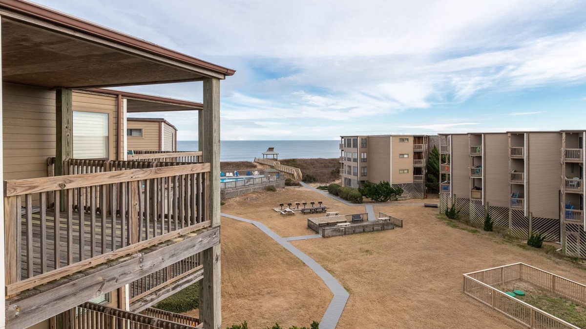 Duck Condo | Duckburgh - Ocean view, Updated, 2 min. walk to the beach