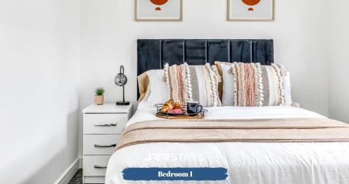 Dudley House | Dudley - Stylish 3 Bedroom Sleeps 6 Wi-Fi - JRR Stays