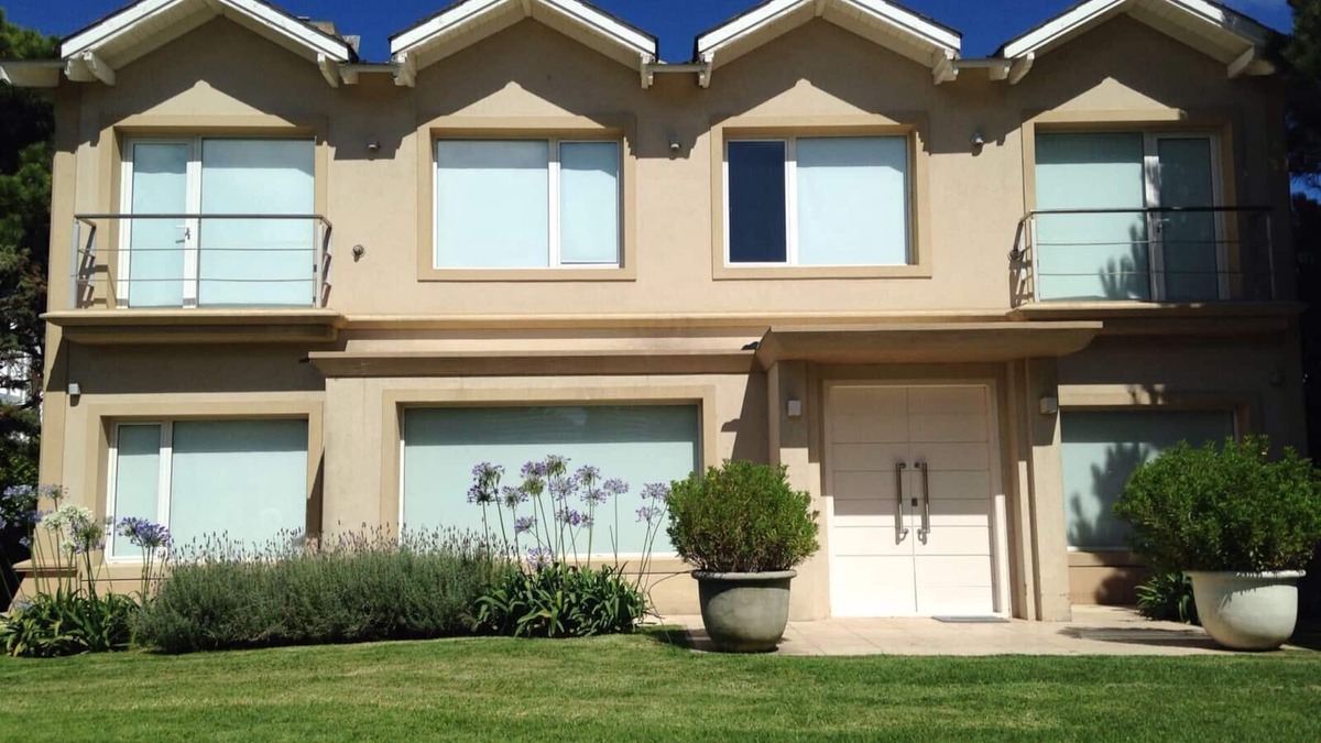 Pinamar House | Dueño alquila, casa con Piscina, a 100 mts del mar, para 11 personas.