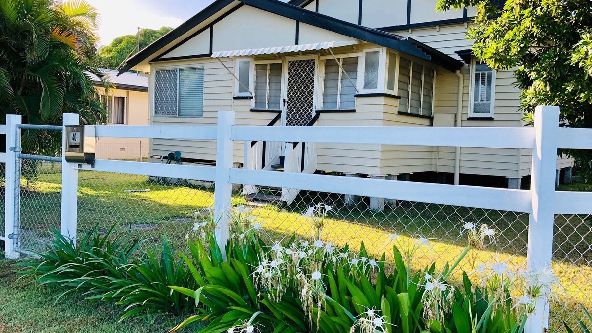 Pialba House | Duk 'n' Willa Beach Cottage