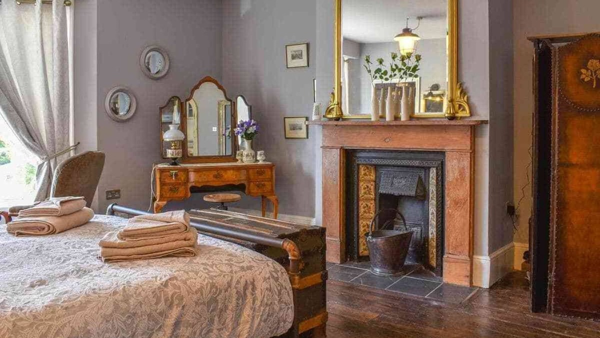 Old Town Hastings Apartment | DUKE OF WELLINGTON HQ - Historical High Street 3 floor Townhouse Apartment