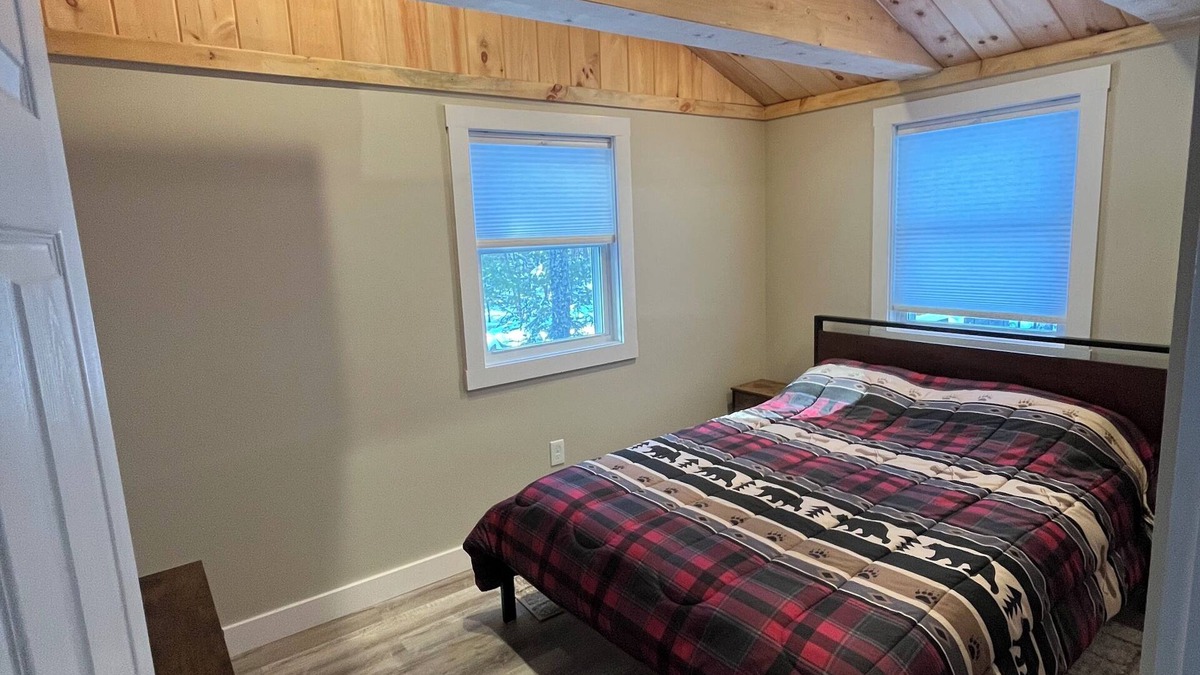 Hillsboro Cottage | Dukes Den - A Cozy Cottage by the Lake!