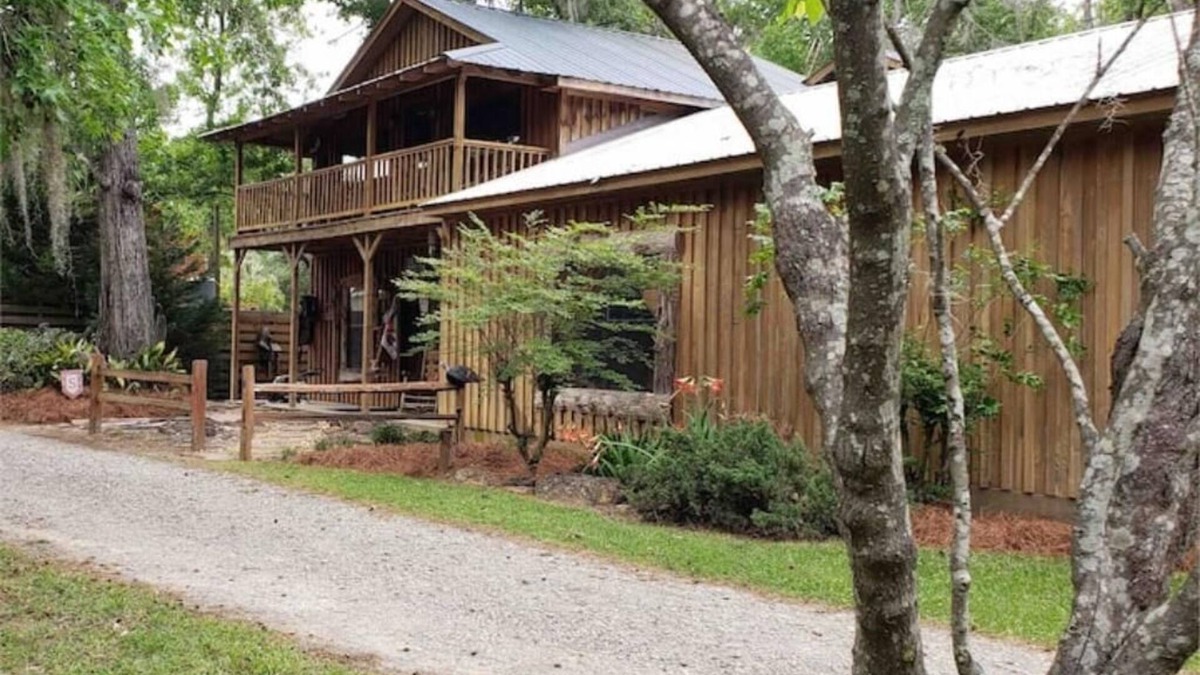 Hazlehurst Cabin | Dukes Lodge is located between Vidalia, Ga. and Hazlehurst, Ga.