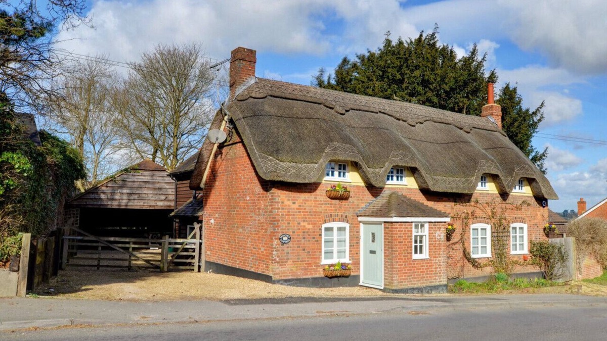 Wimborne House | Dulcima Cottage - Four Bedroom House, Sleeps 8