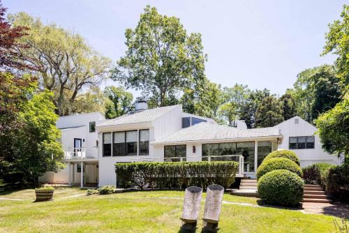 Noyack House | Dumar Villa by Rove - 6BR Family Home with Pool & Outdoor Spaces
