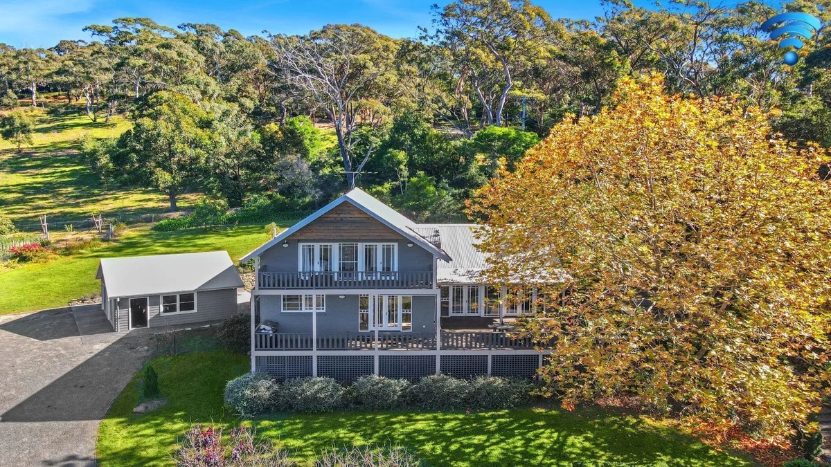 Mittagong House | Dun Barra – private, tranquil property on Mount Gibraltar with seasonal garden and distant view