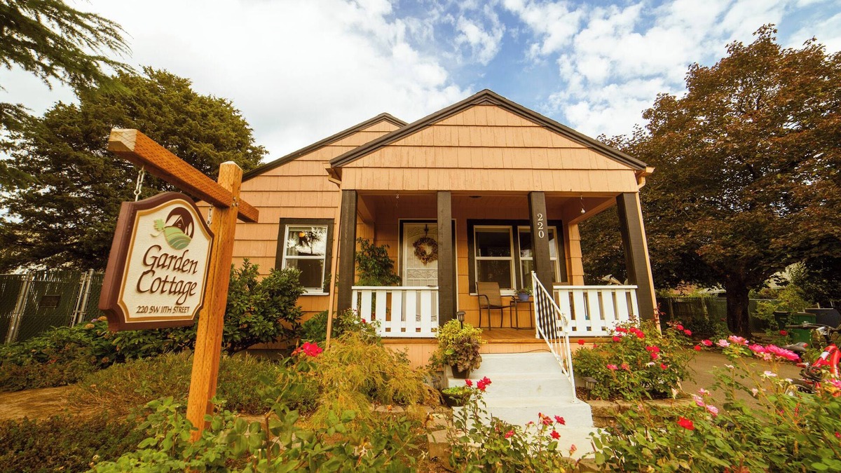 Dundee Cottage | Dundee Garden Cottage: Dog-Friendly Extended Stay Rental, Walkable to Town!