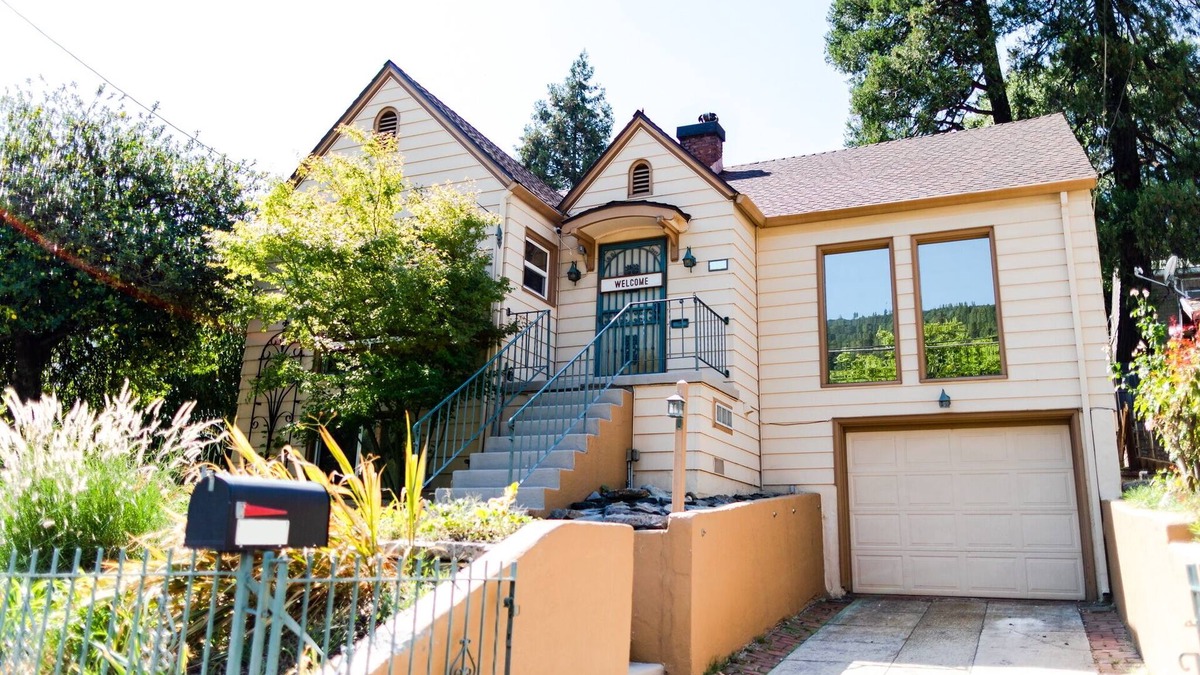 Dunsmuir House | Dunsmuir Adventure House ~ Spacious family getaway