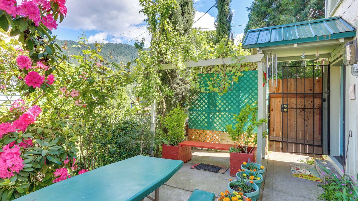 Dunsmuir Apartment | Dunsmuir Apartment ~ 17 Mi to Mt Shasta Ski Park!