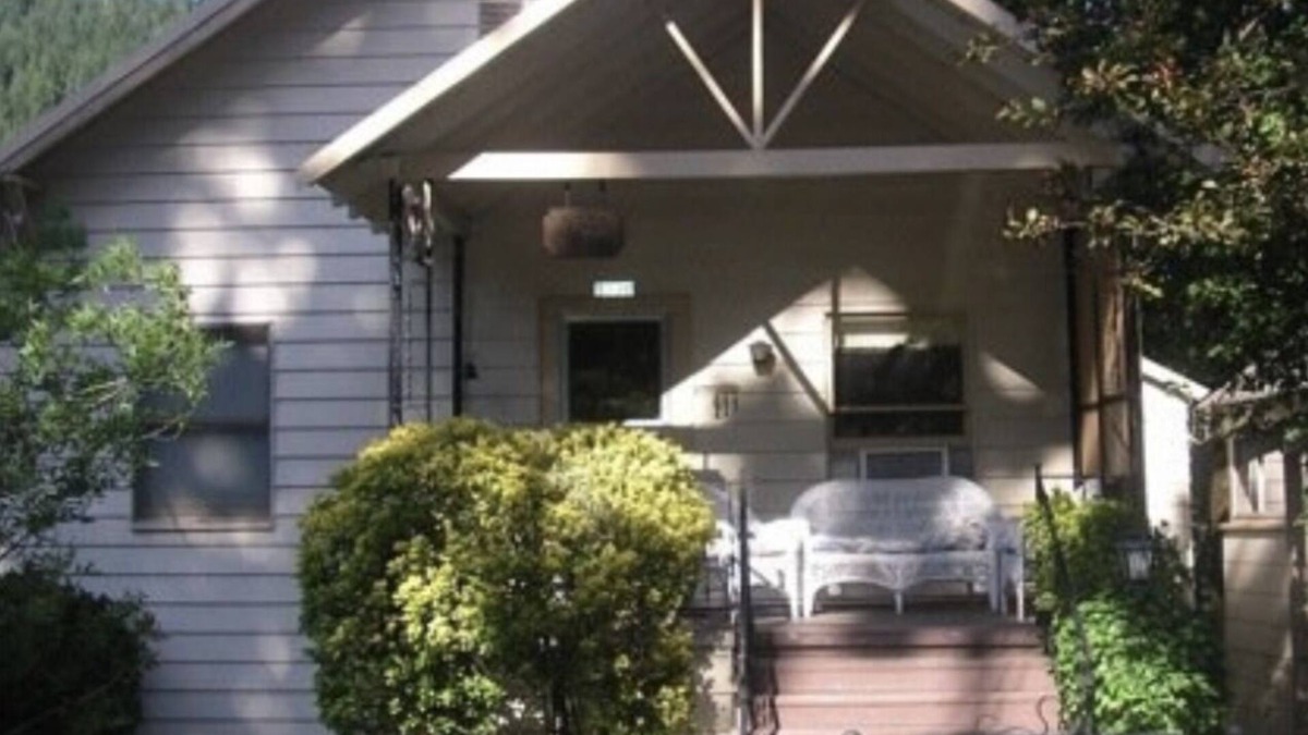 Dunsmuir Cottage | Dunsmuir Tin Roof Cottage