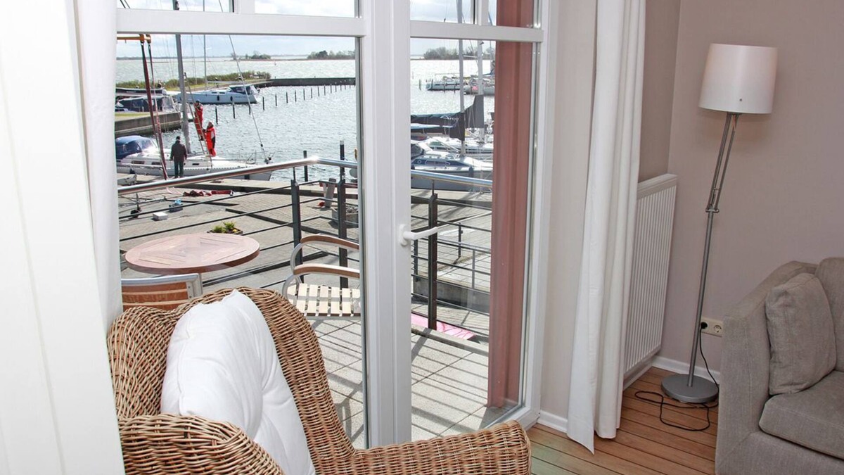 Lemkenhafen Apartment | DUO on the upper floor - apartment with harbor vie