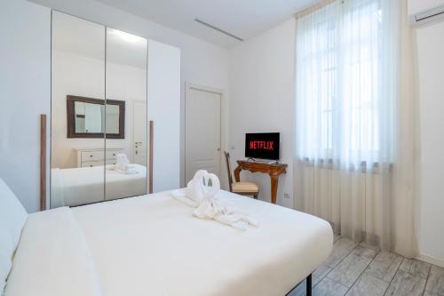 Zona Zara Apartment | Duomo 15' - Suite 5' from Station with Wifi and A-C