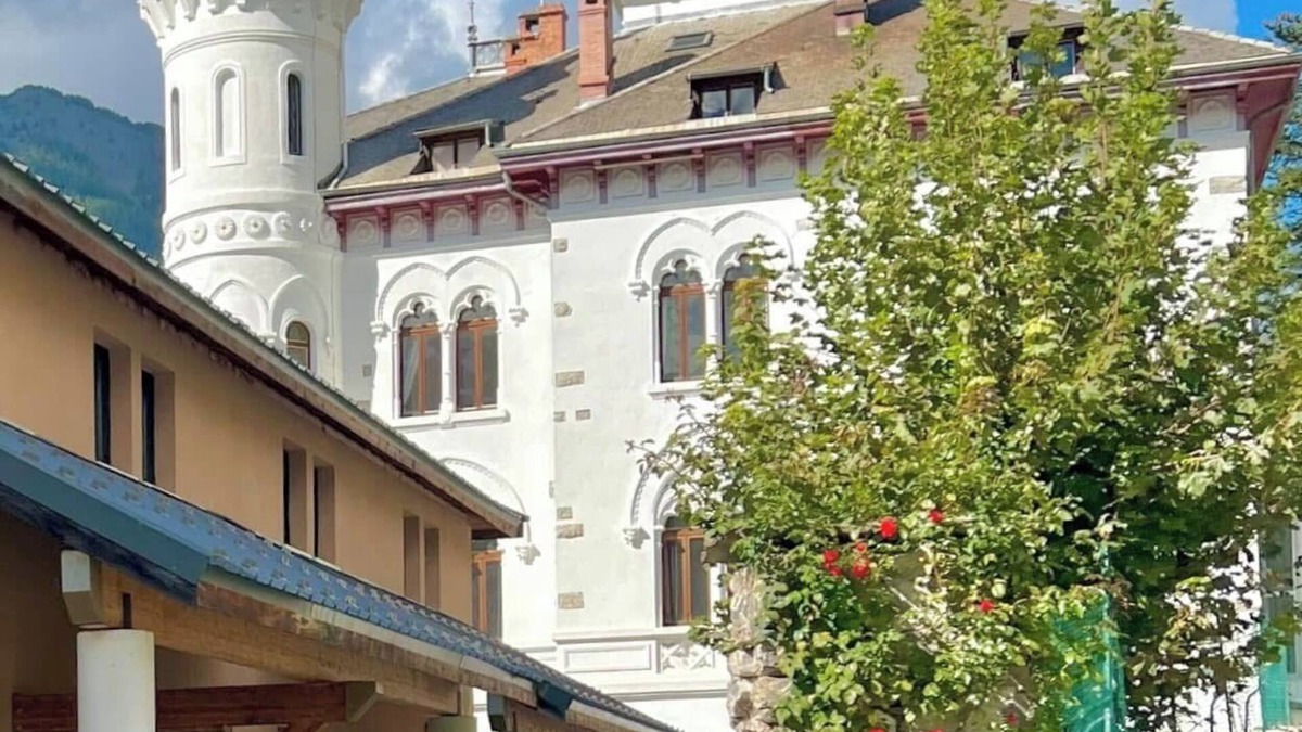 Jausiers Apartment | Duplex 6 persons 2 bedrooms. Swimming pool and enclosed parking lot.