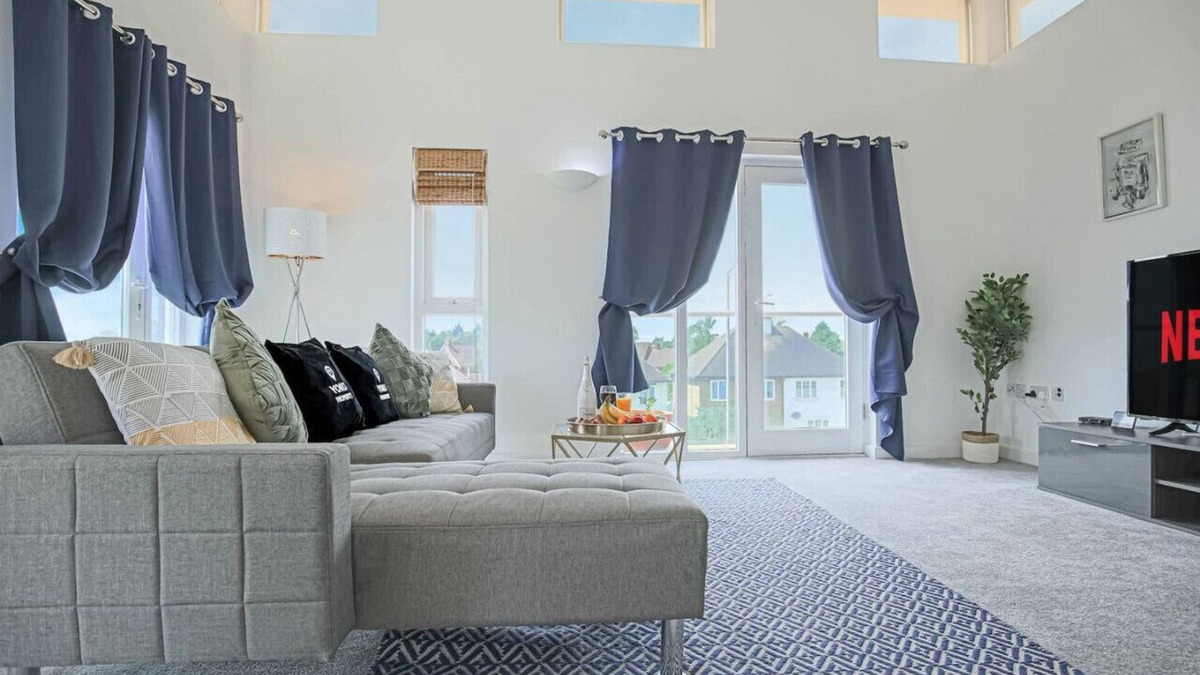Newport Pagnell Apartment | Duplex Apartment Balcony FreeParking SmartTV