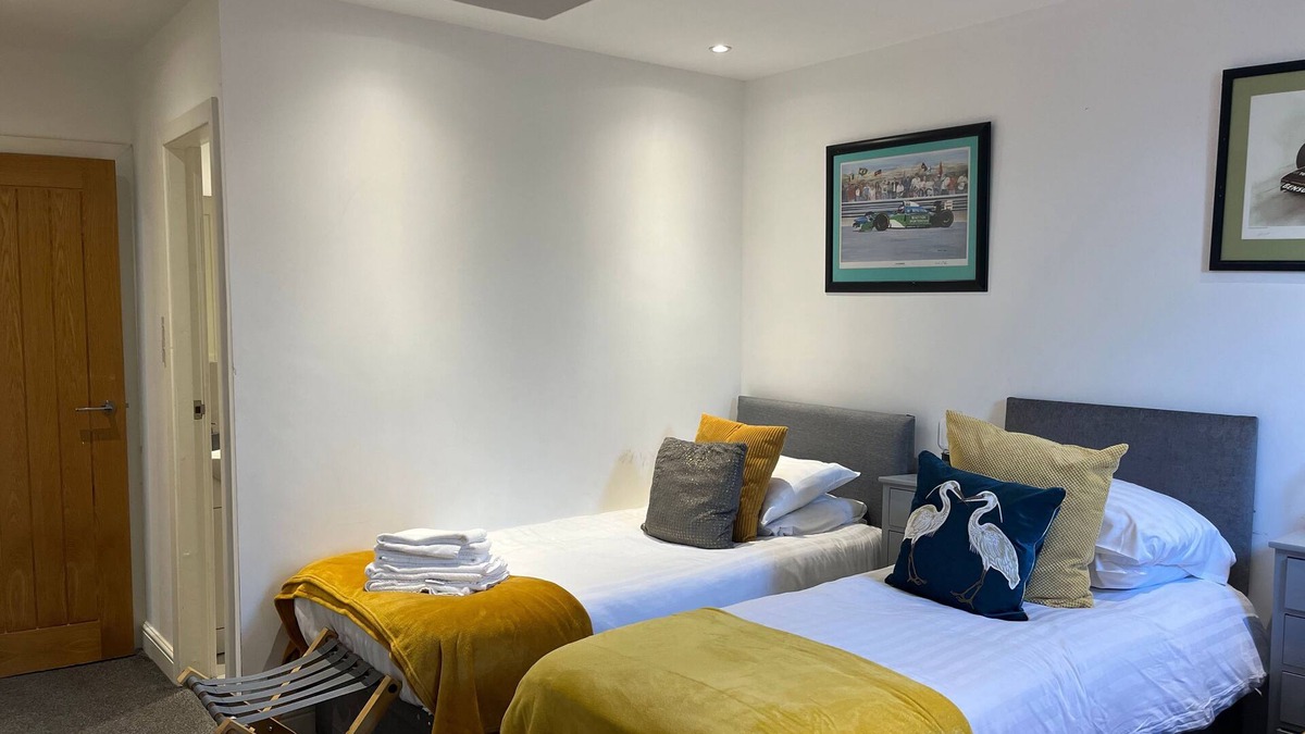 Liverpool Boat Rental | Duplex Barge cinema Room 6 ensuite double-triple bedrooms Great social spaces