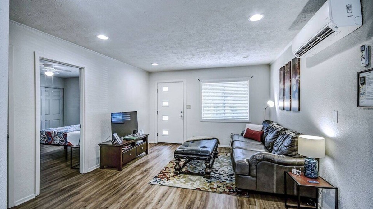 Fondren House | Duplex by Hospitals - Across from the District