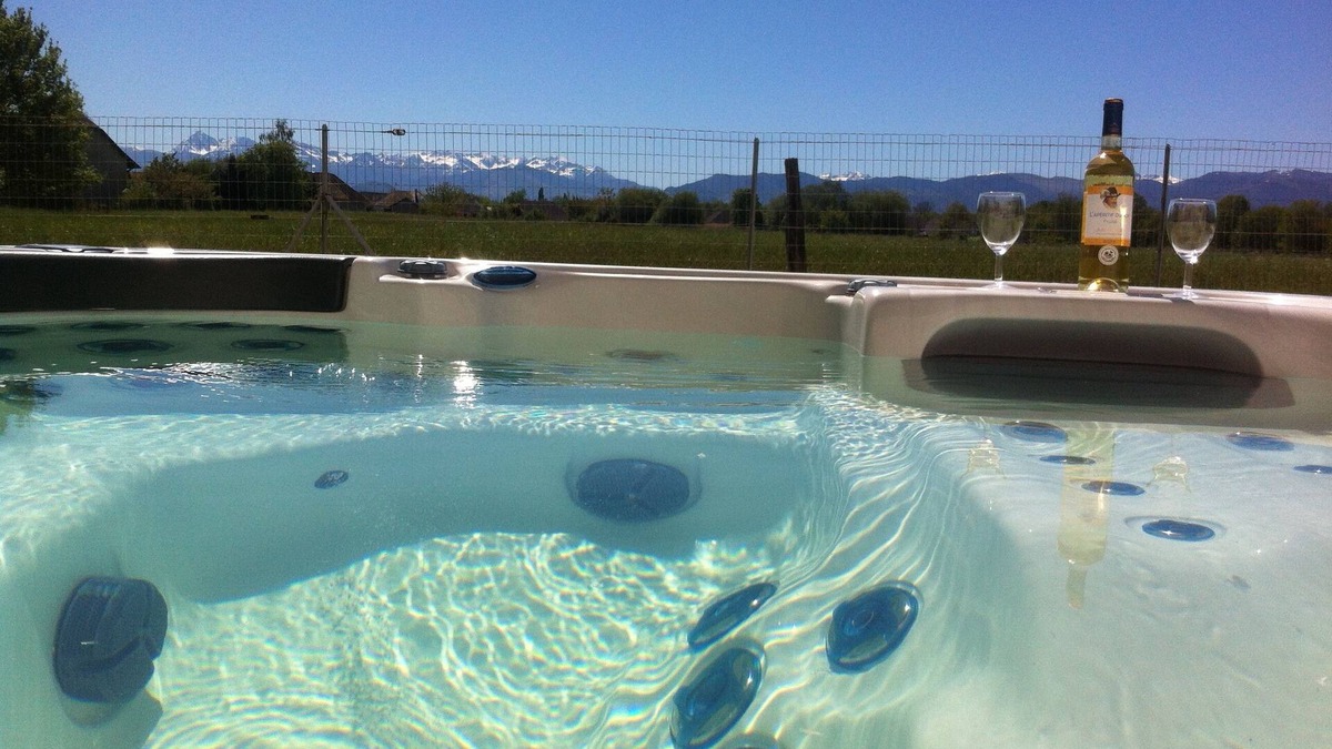 Barzun Apartment | Duplex house 40m2 with spa and pool facing the Pyrenees