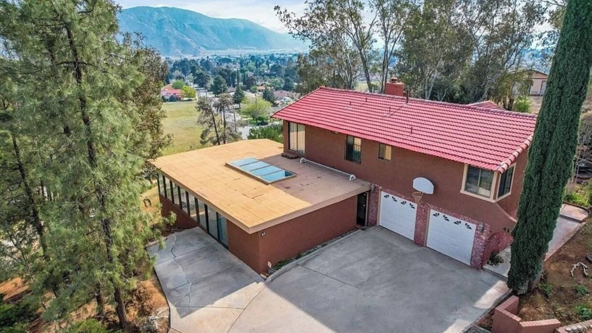 Banning House | Duplex House on the hill with a 3-bedroom in beautiful Banning with indoor pool.