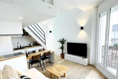 Les Puces de Saint-Ouen Apartment | Duplex Loft industrial, Flea market St Ouen, Quiet