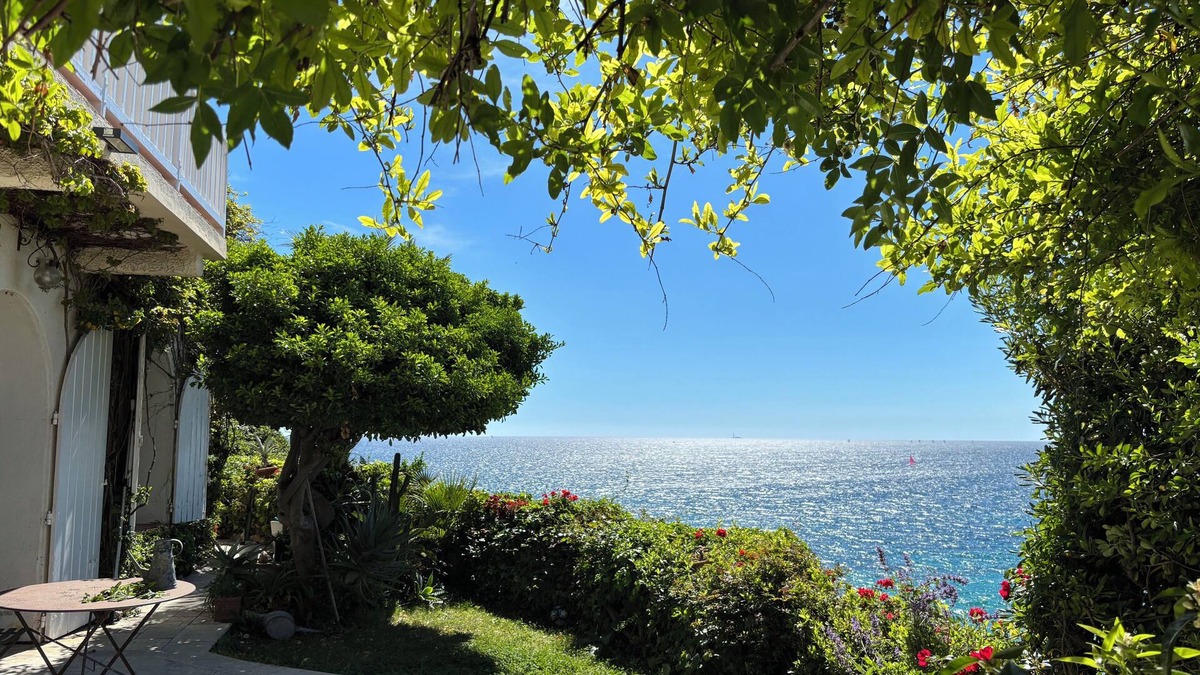 Marseille House | Duplex on the water Corniche Kennedy, 4-5 persons, Beach, terrace, garden.