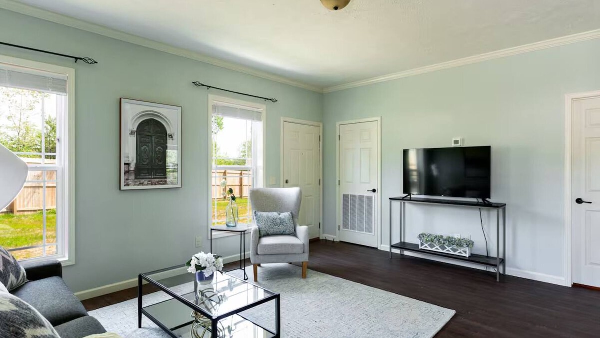 Harvest Apartment | Duplex Retreat for 2 Near Madison