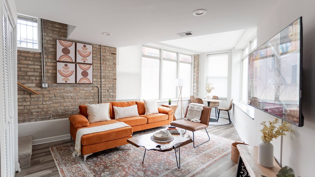 Rogers Park Apartment | Duplex Retreat near Loyola Park - 2BR/1.5BA Haven