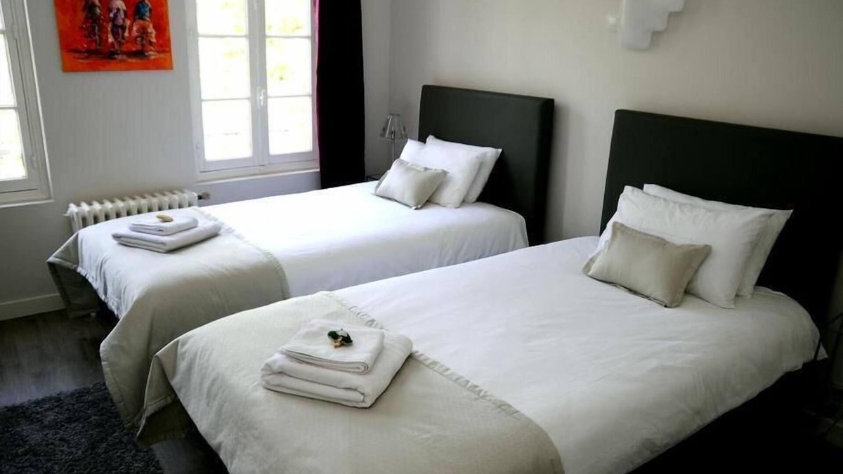 Cognac House | Duplex-Superior-Ensuite with Shower-Park view-Clévacances