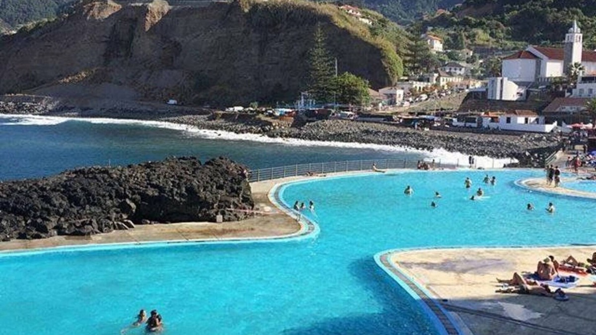 Porto da Cruz House | Duplex with Terrace! Excellent Location, 100 meters from the Beach