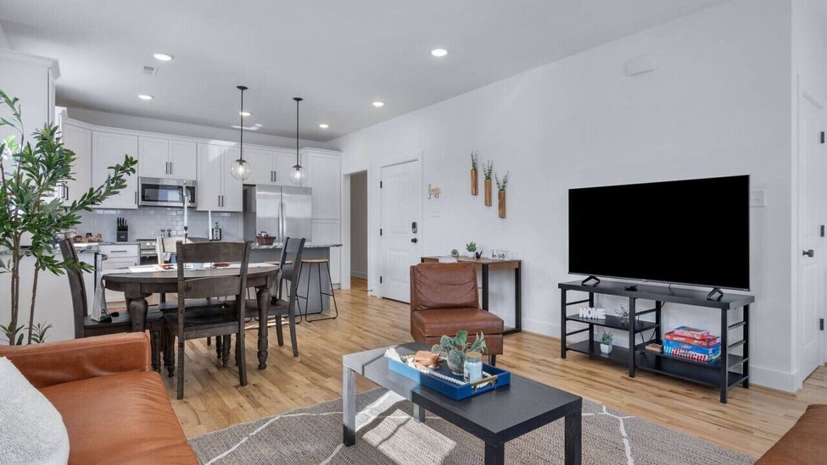Mosby Apartment | Duplex with Balcony: Spacious Dog-Friendly Oasis!
