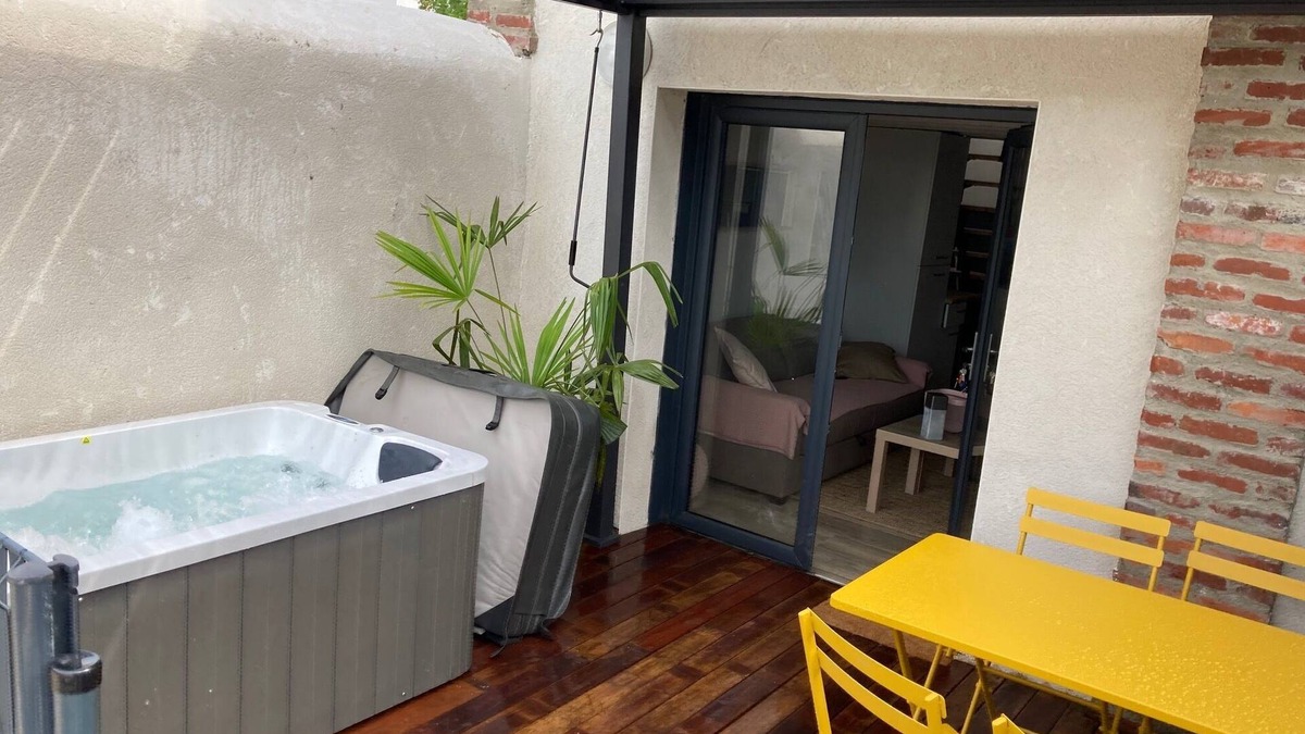 Tarbes Apartment | Duplex with bioclimatic pergola jacuzzi in town
