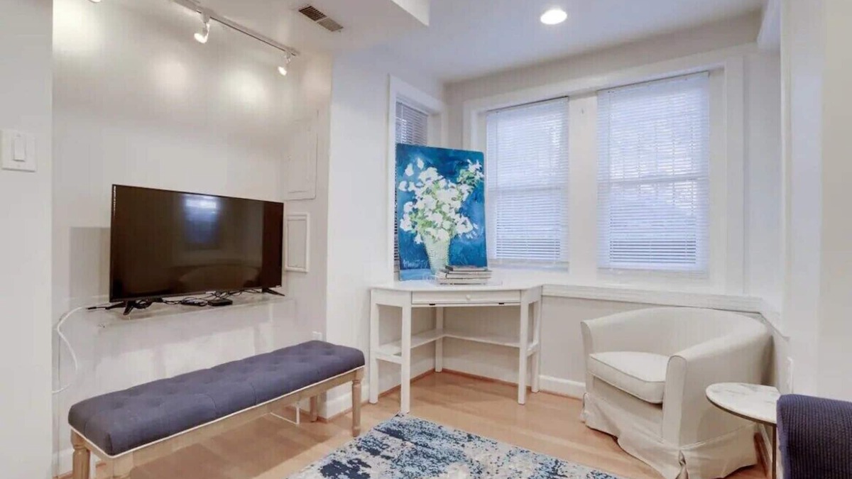 Logan Circle House | Dupont: Pet-friendly+Metro+42"Roku+Desk+FAST Wi-Fi