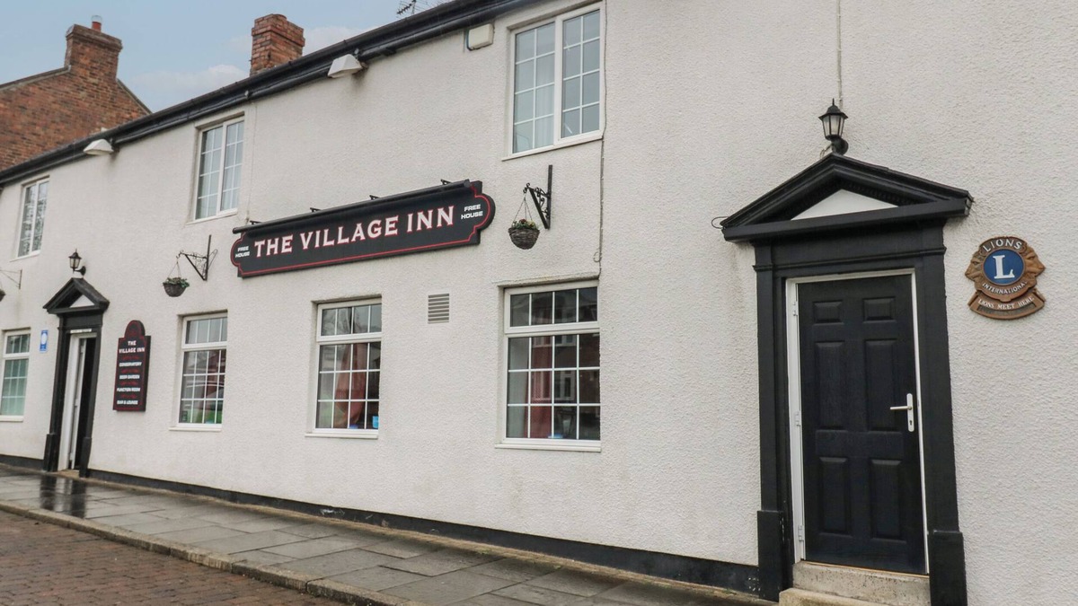 Seaham Cottage | DURHAM CASTLE ROOM, pet friendly in Murton, County Durham
