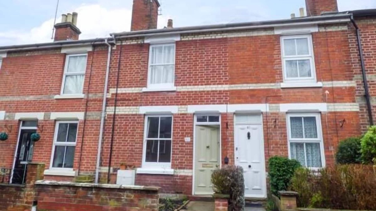 Colchester Cottage | DUTCH COTTAGE, pet friendly, with a garden in Colchester