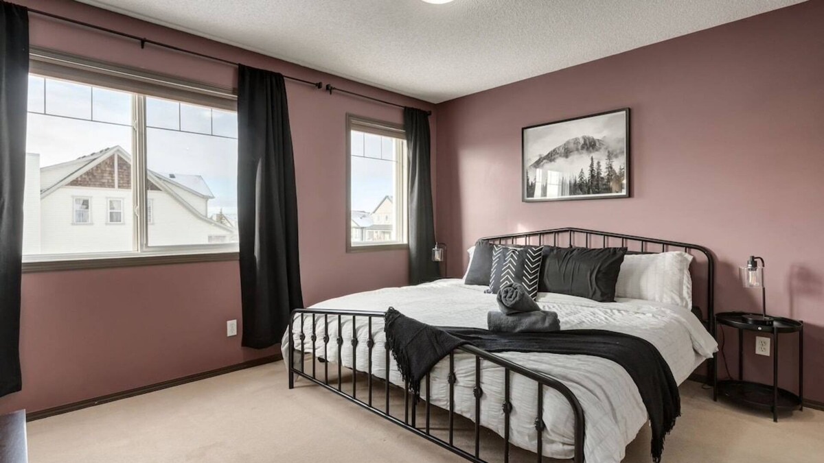 Southeast Calgary House | "Dwell" Family home in Copperfield Sleeps 6