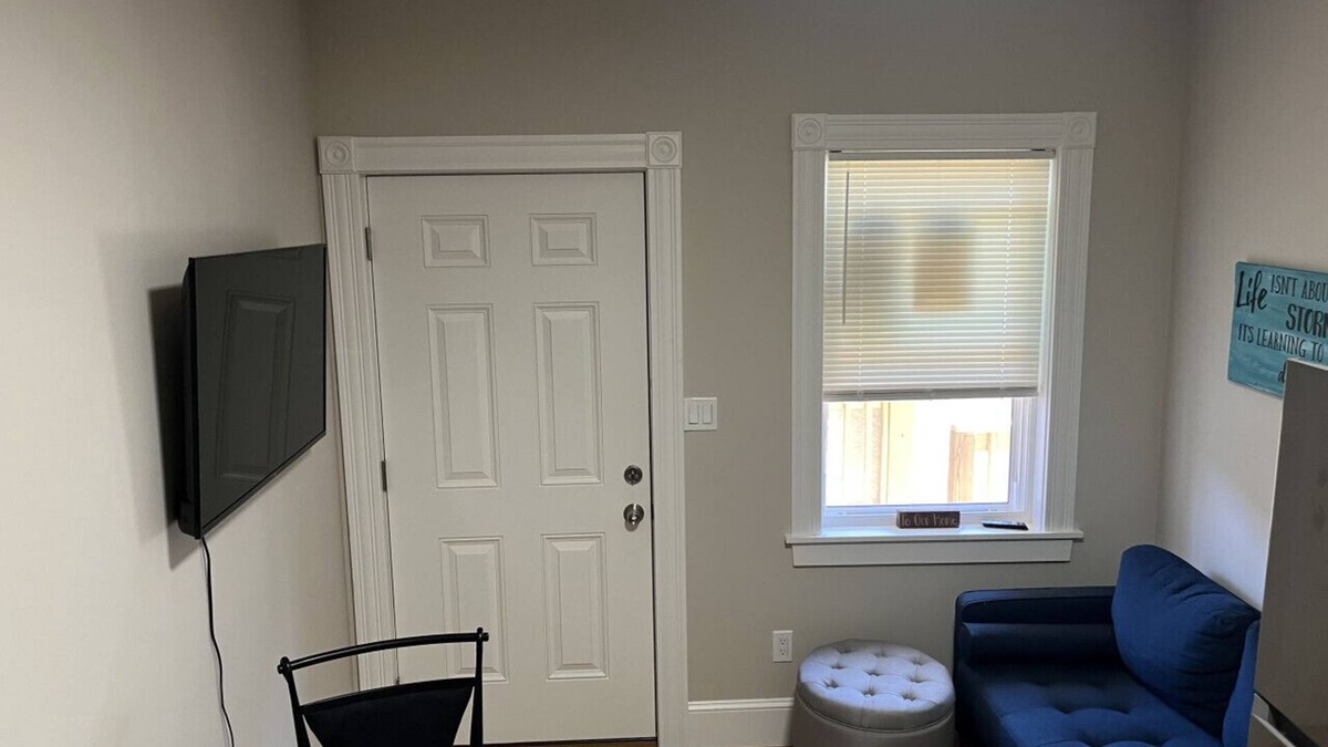Beverly Apartment | Dwtn Apt~King Beds~Mins to Salem