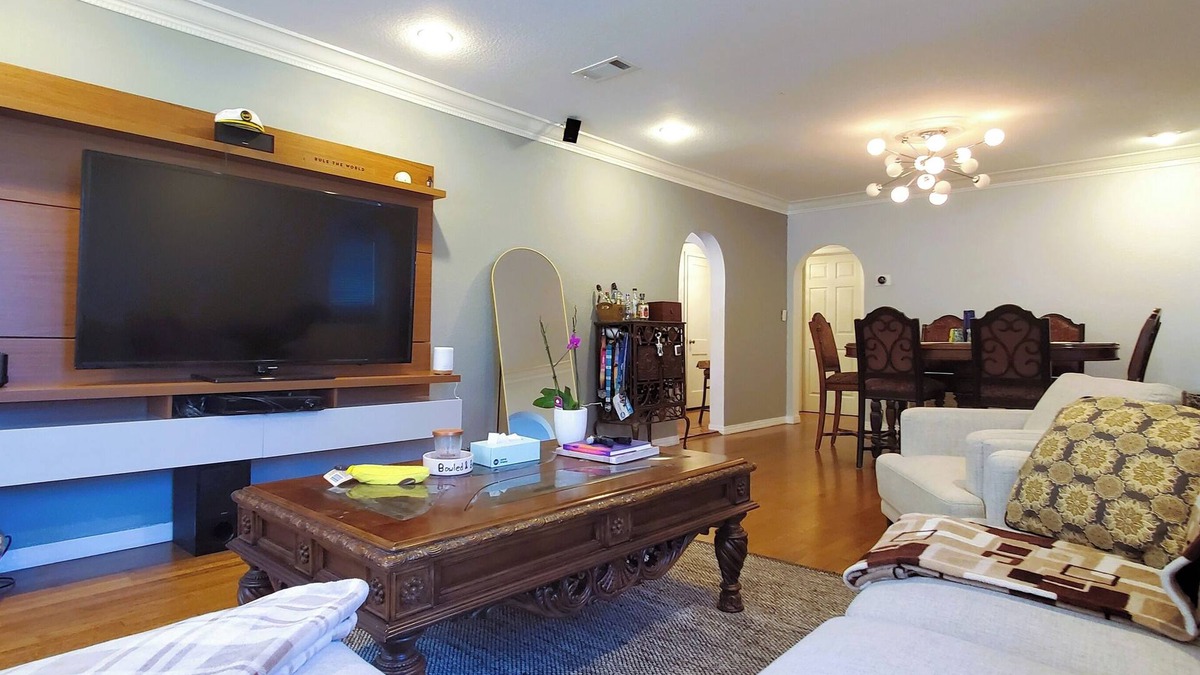 Delaney Park House | Dwtn/Rustic/House/Full Kitchen/Hot Tub/BIG Back Yard/[ALL 4 U]