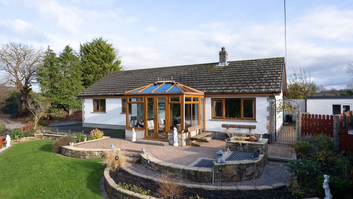 Saint Clears Cottage | Dyffryn Taf, Homely 3 bedroom bungalow with peaceful outlook