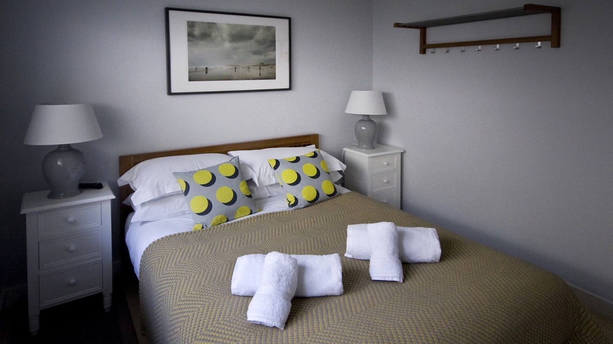 Mawgan Porth Cottage | Dynnarge (2) - a 2 bed classic terrace that sleeps 4 guests in 2 bedrooms