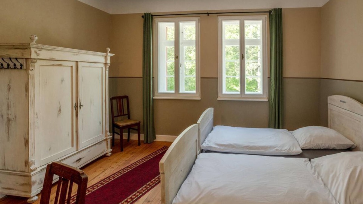 Ahutte Bed & Breakfast | DZ mit 2 Antiken Einzelbetten - Museumsbahnhof Ahütte