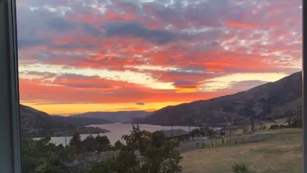 Dallesport House | E+H House-Views! Fast Wifi & Pet friendly!