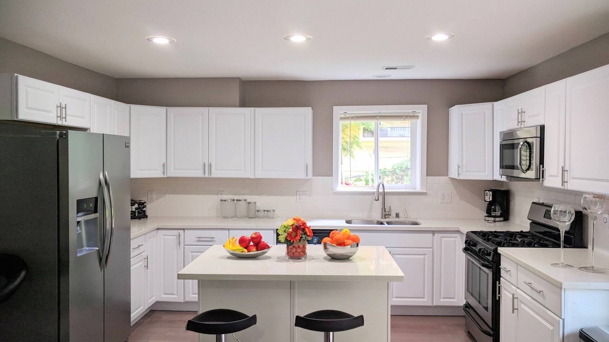 Harrison/Denny-Blaine Apartment | E John Street Apartment: UNIT B
